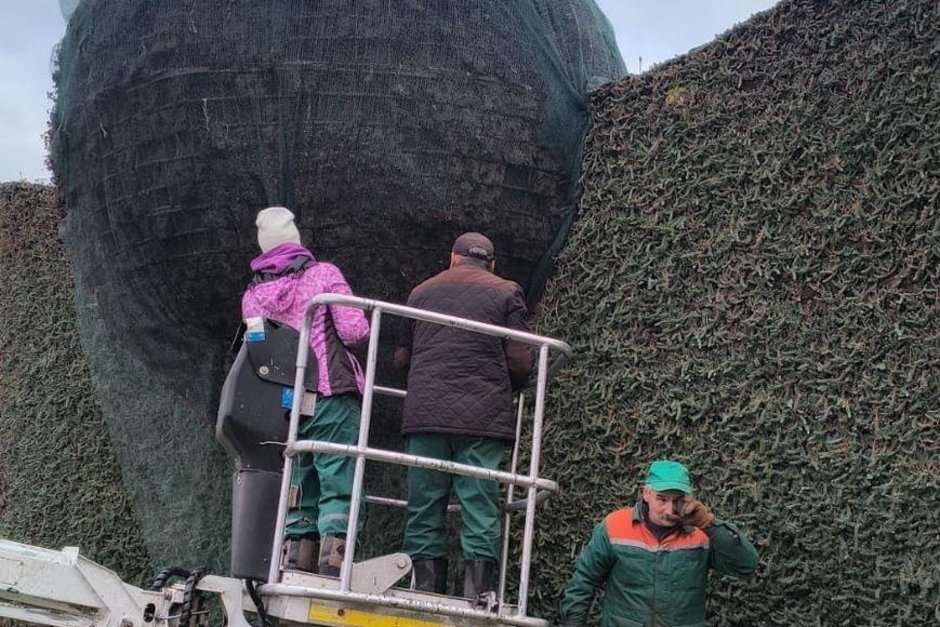 В Казани начали укрывать цветочные фигуры на зиму