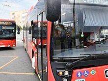 В Казани автобус застрял на трамвайных путях, пытаясь объехать пробку