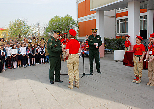 Офицеры ВАГШ ВС РФ повели для школьников военно-патриотическую акцию в преддверии 74-й годовщины Победы