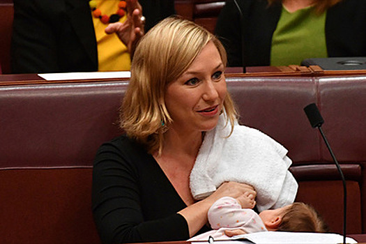 В парламенте Австралии сенатор покормила дочь грудью