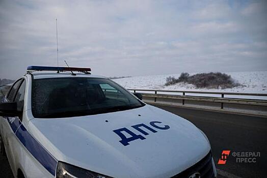 Отечественный автомобиль вылетел на встречку и протаранил школьный автобус в Свердловской области