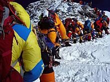 Эверест уже засыпан трупами, а восходителей все больше и больше