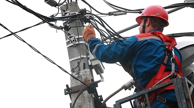 Зарплата с разрядом: Сколько получают электрики в России