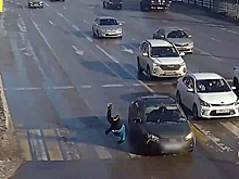 В Волгограде «Лада» сбила перебегавшую на красный свет дорогу женщину