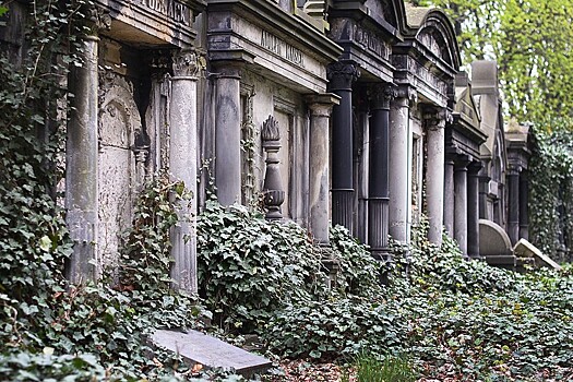 Историческую метлахскую плитку обнаружили при реставрации склепа семейства Кноп на Введенском кладбище