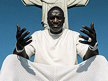 Фанатки подрались за потное полотенце Эйкона на концерте в Сочи