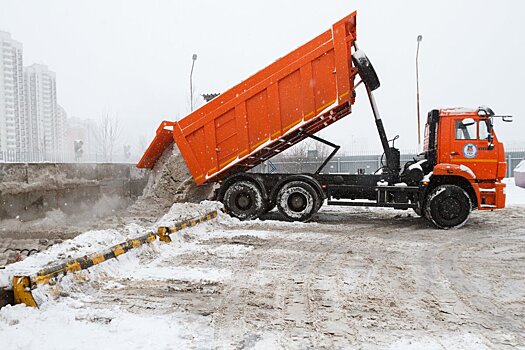 В Нарьян-Маре и поселке Искателей ведутся работы по уборке и вывозу снега