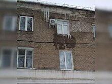Уфимцы вынуждены ходить в туалет под зонтом и литрами собирать воду с крыши сгнившего дома