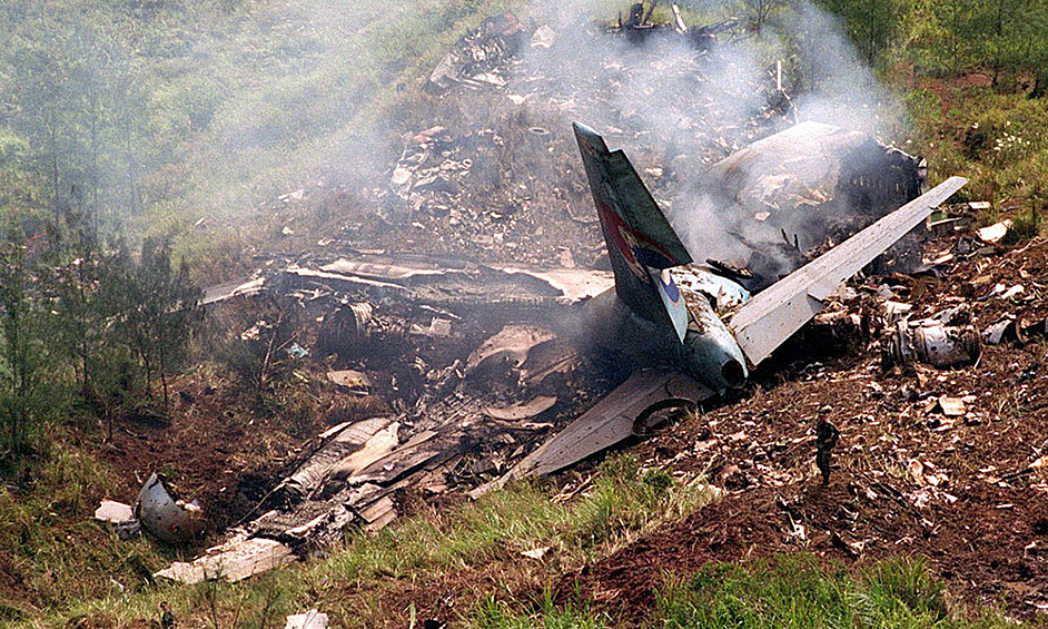 Лайнер разрушился полностью, вылившееся авиатопливо воспламенилось и привело к пожару, который спасатели тушили восемь часов. 