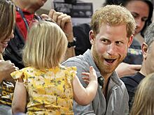 Двухлетняя девочка стащила попкорн у принца Гарри