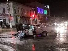 Под Волгоградом БМВ проехал на красный свет и врезался в «Жигули»