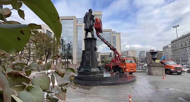 Памятник инженеру Шухову на Тургеневской площади промыли в рамках подготовки к зиме