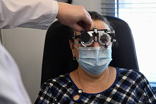 Пожилым людям посоветовали регулярно проверять зрение