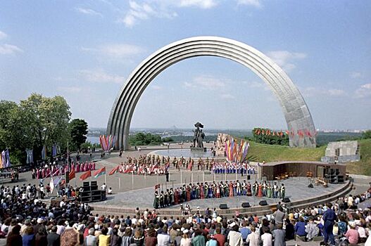 В Киеве разрушат памятник дружбе Украины и России