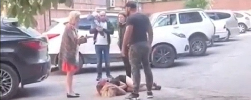 Россиянин жестоко избил девушку на глазах у беременной жены и попал на видео
