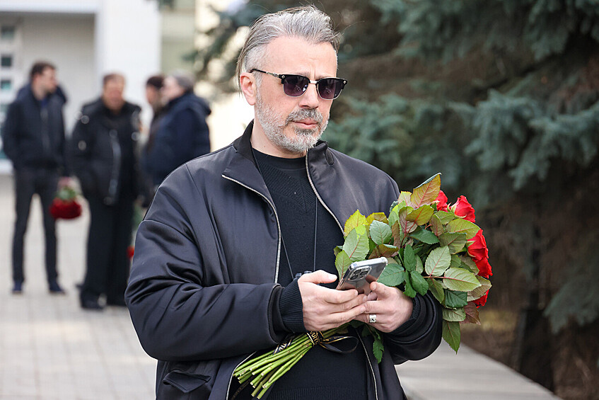 Модельер Александр Сирадекиан перед началом церемонии прощания с певцом Бедросом Киркоровым на Троекуровском кладбище, 21 марта 2025 года