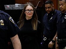 Мошенница Делви вышла на публику с электронным браслетом на ноге