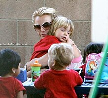 Бритни Спирс опубликовала архивное фото с сыном и пожаловалась на трудности материнства