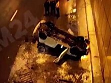 Автомобиль упал с моста в Москве