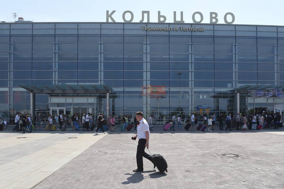 Россияне описали давку в аэропорту Екатеринбурга словами «у детей началась истерика»