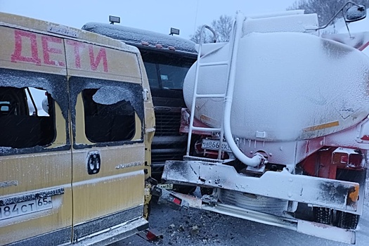 На Сахалине попал в аварию школьный автобус с 11 детьми, есть пострадавшие