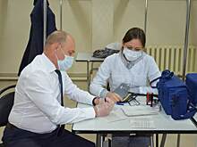 Глава зауральского избиркома привился от гриппа на избирательном участке