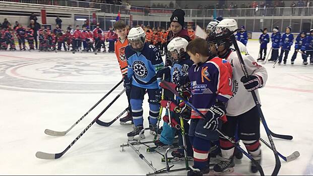 Впервые на льду — и сразу такое: 9-летний мальчик с ДЦП открыл международный хоккейный турнир