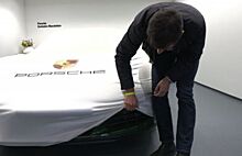 Марк Уэббер показал кусочек новой модели от Porsche Exclusive