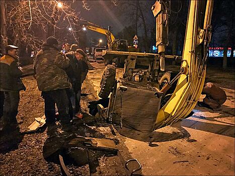 В Таганроге экскаватор ушел под землю из-за провала коллектора