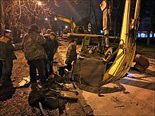 В Таганроге экскаватор ушел под землю из-за провала коллектора