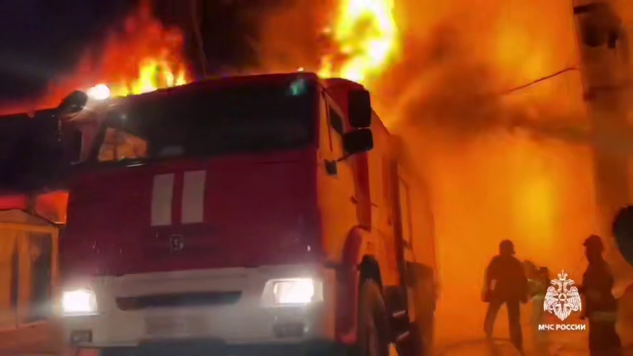 В Уфе начался пожар на складе лакокрасочной продукции