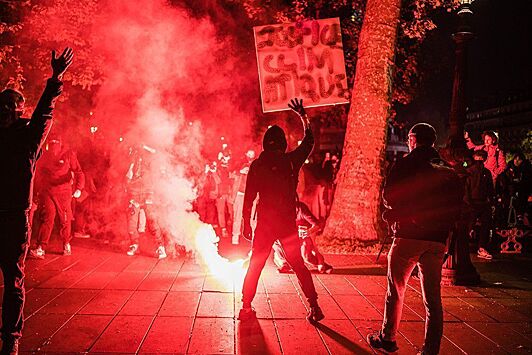 Францию захлестнули протесты после победы Макрона над Ле Пен