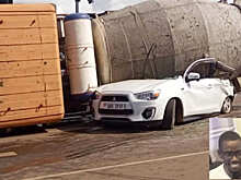 Бетономешалка перевернулась и не оставила шансов на спасение владельцу легковушки