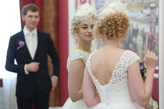Более половины россиян одобряют официальный брак