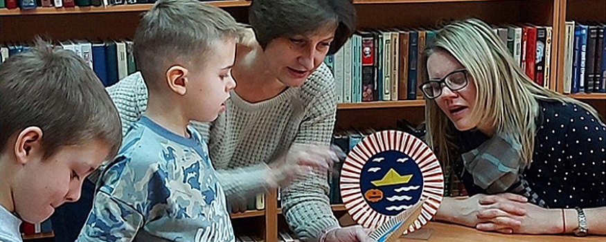 В Архангельской библиотеке детей научили мастерить аппликации ко Дню защитника Отечества