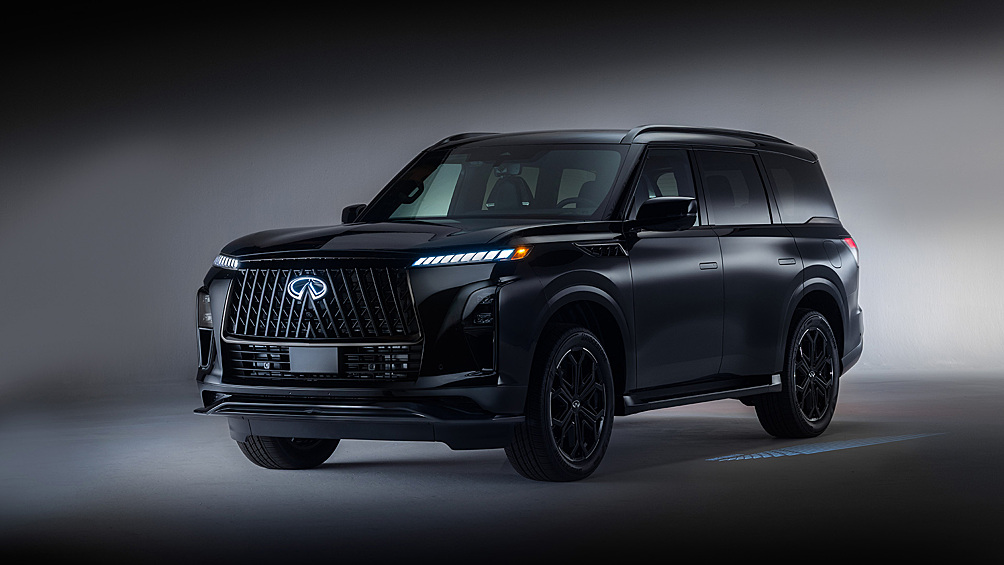 Новое поколение флагманского внедорожника Infiniti QX80 впервые в истории модели получило версию Sport. Машина получила новую решётку радиатора, особый передний бампер, 22-дюймовые колёса, а также тёмный декор некоторых элементов кузова. В тёмных тонах оформлен и интерьер, который дополнен чёрно-синими вставками на сиденьях и деревом с открытыми порами в декоративных панелях.