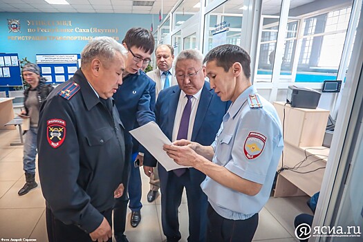 Глава Якутии пообщался с посетителями операционного зала ГИБДД по Вилюйскому тракту
