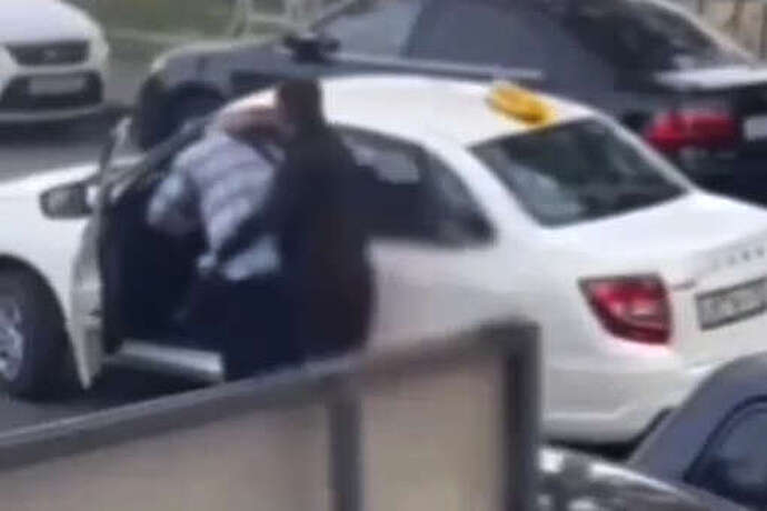 Появилось видео, как краснодарец со спины ударил пожилого таксиста в голову