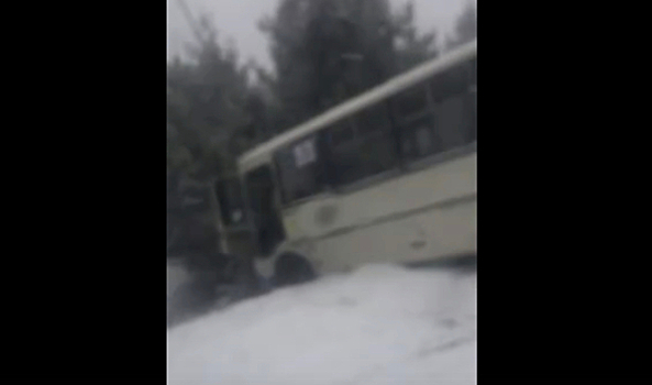 Во время снегопада маршрутный «ПАЗик» вылетел в кювет в Воронеже