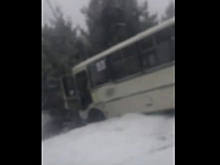 Во время снегопада маршрутный «ПАЗик» вылетел в кювет в Воронеже