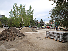 Мэр Иркутска Руслан Болотов проверил ход благоустройства площади Декабристов и территории у танка «Иркутский комсомолец»