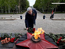 В Томске в Лагерном саду ветераны и первые лица возложили цветы к Вечному огню