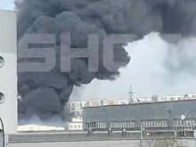 Мощный пожар в ангаре площадью три тысячи квадратных метров сняли на видео в Петербурге