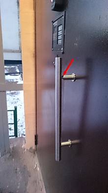Входную дверь в подъезд в доме на Братской улице отремонтировали