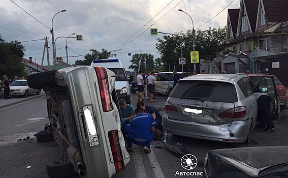 Шесть автомобилей столкнулись в Октябрьском районе