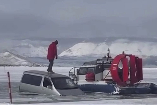 Два автомобиля провалились под лед на переправе озера Байкал