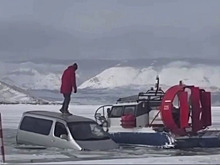 Два автомобиля провалились под лед на переправе озера Байкал