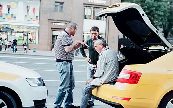 В России мигрантам ужесточат условия для приема на работу в службу такси