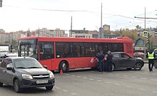 Водитель автобуса протаранил автомобиль в центре Казани