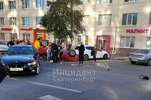 В Екатеринбурге из-за столкновения с BMW перевернулась машина